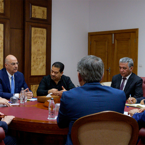 Στιγμιότυπο από τη συνάντηση Δένδια με τον Στρατάρχη Χαφτάρ