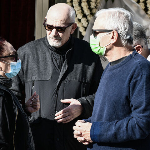 Γιώργος Κιμούλης και Μίρκα Παπακωνσταντίνου στην κηδεία της Μίνας Αδαμάκη στον Βύρωνα