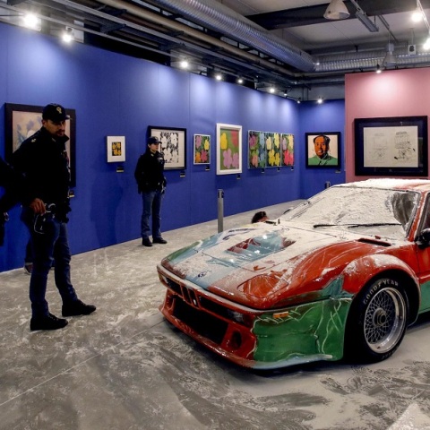 Ακτιβιστές για το κλίμα πέταξαν αλεύρ σε έργο του Άντι Γουόρχολ (βίντεο)