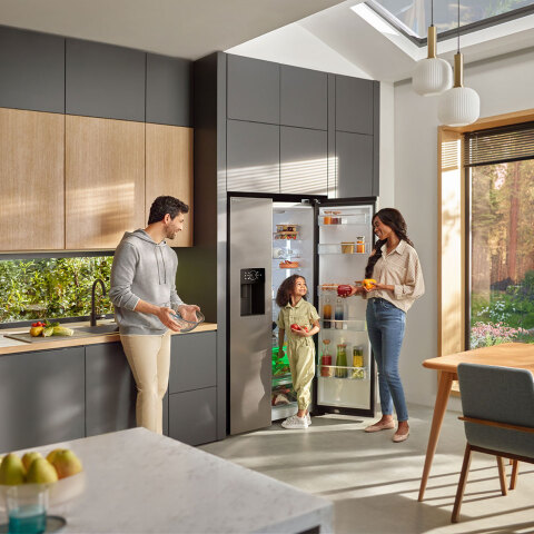 Μαμά, μπαμπάς και παιδί στην κουζίνα