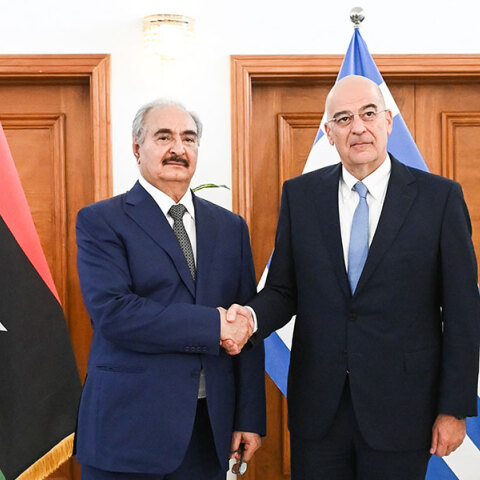 Ο Νίκος Δένδιας με τον στρατάρχη Χαφτάρ σε επίσκεψη στην Ανατολική Λιβύη