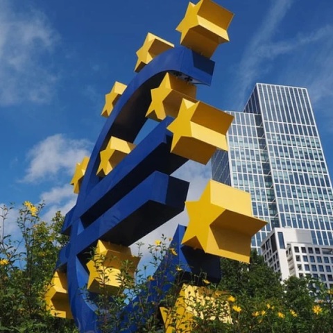 H EKT περιορίζει την ρευστότητα στις τράπεζες