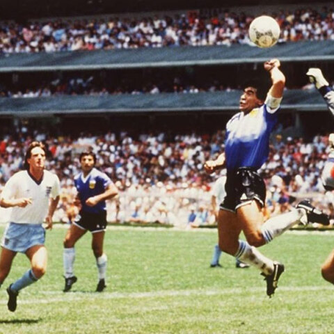 Ο Ντιέγκο Μαραντόνα σημειώνει το «Χέρι του Θεού» στο Μουντιάλ 1986 κόντρα στην Αγγλία