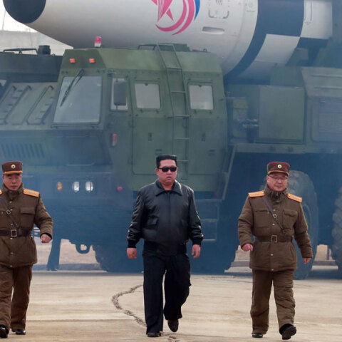 Ο Κιμ Γιονγκ Ουν περπατά μπροστά από βαλλιστικό διηπειρωτικό πύραυλο της Βόρειας Κορέας