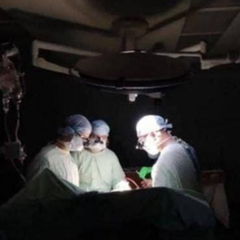 Γιατροί κάνουν εγχείρηση ανοιχτής καρδιάς χωρίς ρεύμα