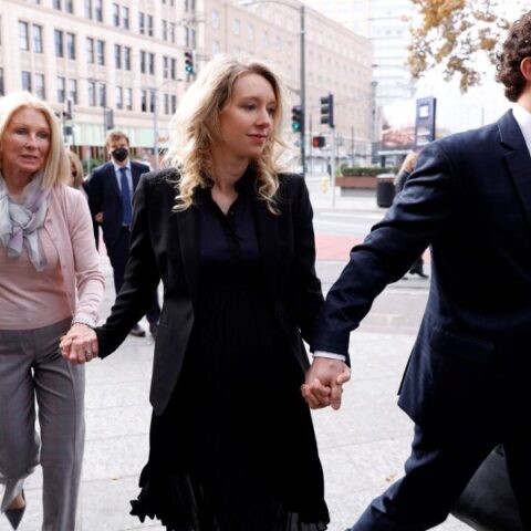Σκάνδαλο Theranos: Ποινή φυλάκιης άνω των 11 ετών για την Ελίζαμπεθ Χολμς