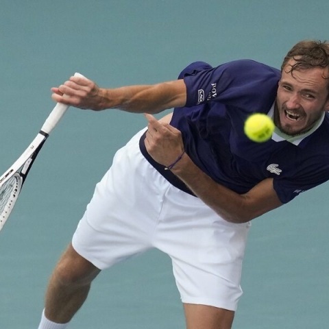 Ο ρώσος τενίστας Ντανιίλ Μεντβέντεφ κορόιδευε τον κόσμο στο Μετς της Γαλλίας κάνοντας τη μαϊμού