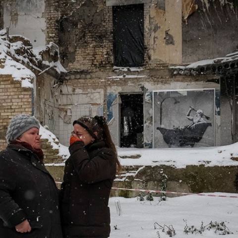 Ουκρανία: Οι κάτοικοι ενός κρύου χωριού απολαμβάνουν το ζεστό μπάνιο της τοιχογραφίας του Μπάνκσι	