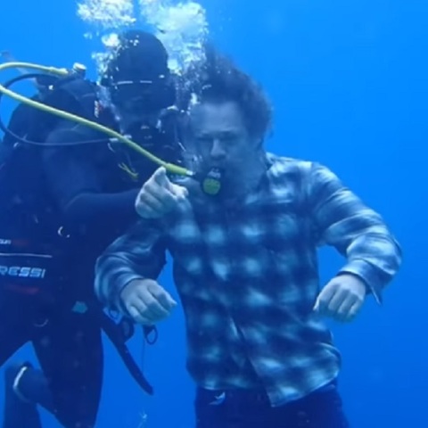 Η σκηνή του Γιάννη Τσορτέκη στο «Maestro» όπου έμεινε κάτω από το νερό πάνω από 40 λεπτά