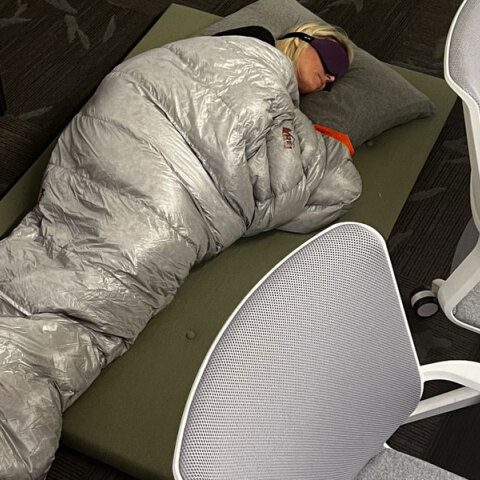 Εργαζόμενη στο Twitter κοιμάται στο γραφείο