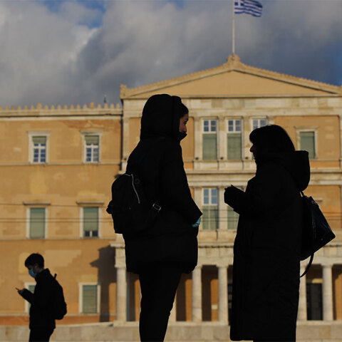 Πολίτες απέναντι από το κτίριο της Βουλής