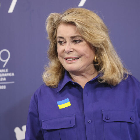 Φεστιβάλ της Βενετίας: Η Κατρίν Ντενέβ με σημαία της Ουκρανίας στο πέτο