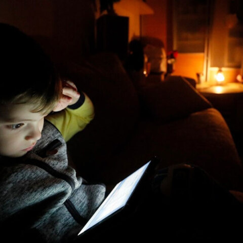 Οι οικογένειες στο Κίεβο δοκιμάζονται από τις διακοπές ρεύματος, καθώς οι Ρώσοι συνεχίζουν να βομβαρδίζουν υποδομές ενέργειας