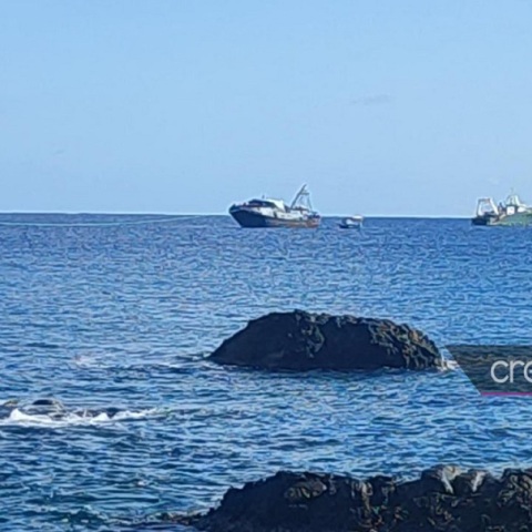 Έφτασε στην Παλαιόχωρα το αλιευτικό με τους 500 μετανάστες