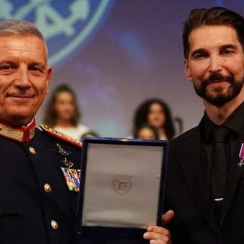 Ο αρχηγός ΓΕΕΘΑ βραβεύει τον γλύπτη Νίκο Φλώρο