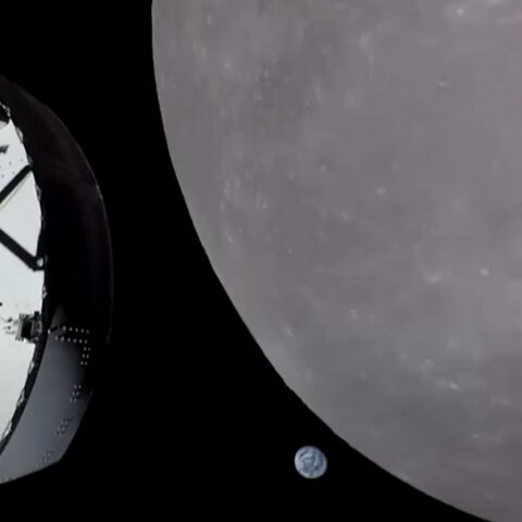 Το σκάφος Orion της αποστολής Artemis 1 δίπλα στη Σελήνη με τη Γη στο βάθος