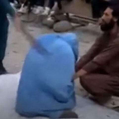 Ταλιμπάν μαστιγώνει γυναίκα στην πόλη Ταλογκάν του Αφγανιστάν