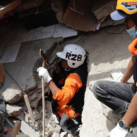 Διασώστης στην Ινδονησία μπαίνει σε κατεστραμμένο κτίριο, αναζητώντας επιζώντες μετά τον σεισμό