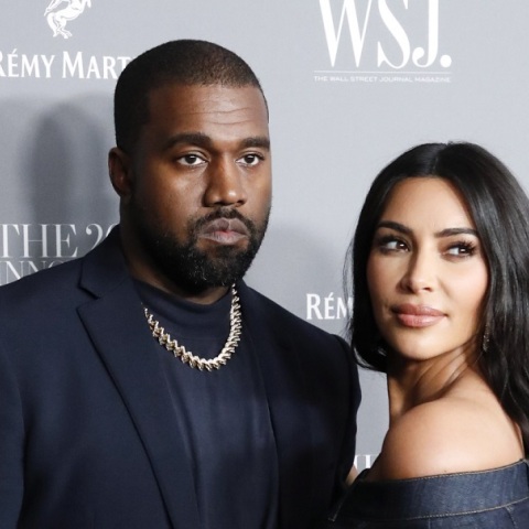 Ο Κάνιε Γουέστ έδειχνε φωτογραφίες της Καρντάσιαν και πορνό στους υπαλλήλους του