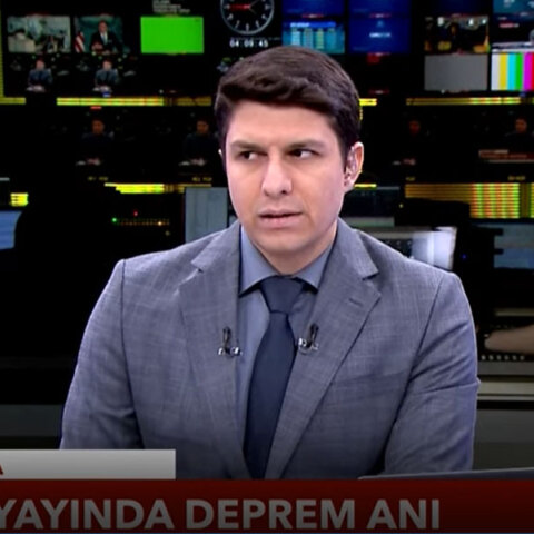 Ο Τούρκος παρουσιαστής καταλαβαίνει τον σεισμό στην Τουρκία ενώ βρίσκεται on air