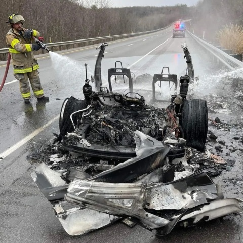  Φωτιά σε Tesla χρειάστηκε 45 τόνους νερό για να σβήσει!