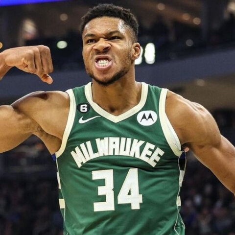 O Γιάννης Αντετοκούνμπο με τη φανέλα των Μιλγουόκι Μπακς