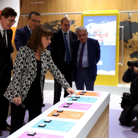 Η Πρόεδρος της Ελληνικής Δημοκρατίας, Κατερίνα Σακελλαροπούλου διαπιστώνει ιδίοις όμμασι τη διαφορά κατανάλωσης νερού μεταξύ της οικολογικής και συμβατικής λειτουργίας ενός πλυντηρίου ρούχων