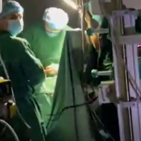 Γιατροί στην Ουκρανία χειρουργούν εν μέσω black out σε νοσοκομείο στο Κίεβο