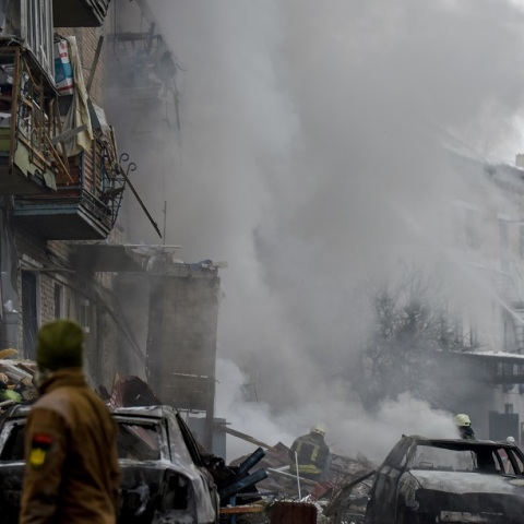 Ο Ζελένσκι καταγγέλλει «έγκλημα κατά της ανθρωπότητας» μετά τις νέες ρωσικές επιθέσεις