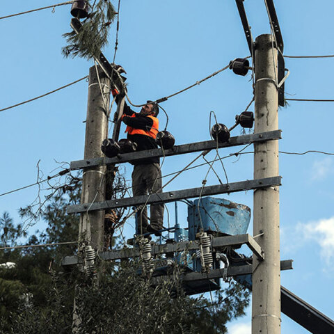 Συνεργείο του ΔΕΔΔΗΕ πραγματοποιεί εργασίες στο δίκτυο ηλεκτροδότησης