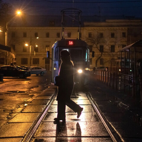 Κάτοικος στο Κίεβο περπατά στο σκοτάδι, καθώς τα μπλακ άουτ συνεχίζονται στην ουκρανική πρωτεύουσα