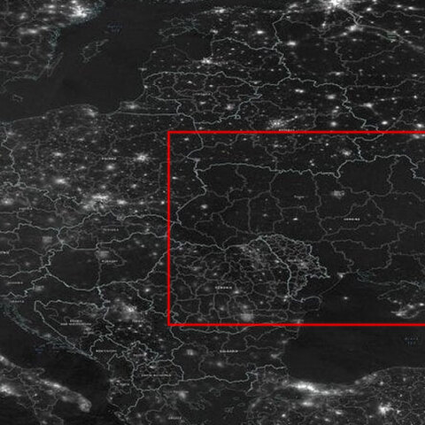 Εικόνα από δορυφόρο δείχνει την Ουκρανία βυθισμένη στο σκοτάδι μετά τους ρωσικούς βομβαρδισμούς