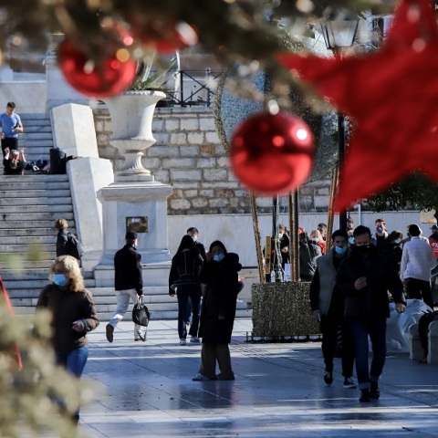 Στην πλατεία Συντάγματος το 21 μέτρων χριστουγεννιάτικο δέντρο