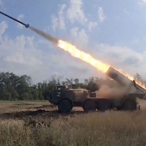 Ρωσικός πύραυλος εκτοξεύεται στην Ουκρανία, καθώς οι μάχες συνεχίζονται στα νότια της χώρας