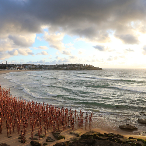 2.500 άνθρωποι πόζαραν γυμνοί σε παραλία