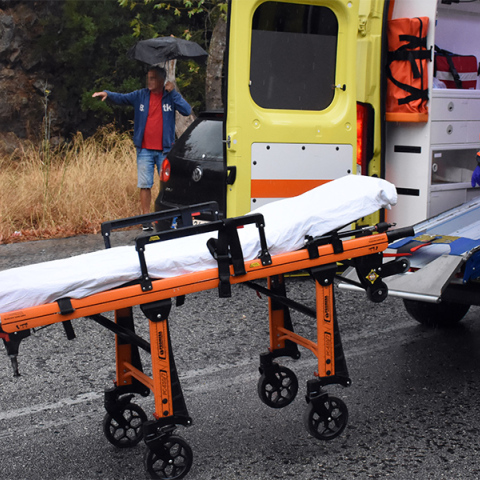 Διασώστες του ΕΚΑΒ στο σημείο όπου σημειώθηκε τροχαίο