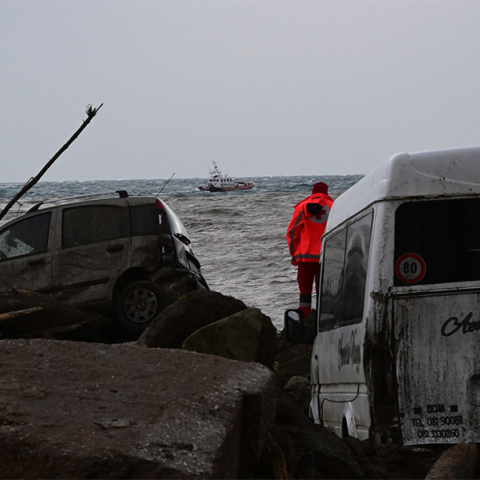 Εικόνες από το νησί Ίσκια μετά τη φονική κατολίσθηση