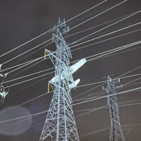 Αεροπλάνο συνετρίβη σε πυλώνα ηλεκτρικού ρεύματος