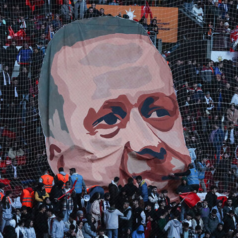 Πανό για τον Ερντογάν σε προεκλογική εκστρατεία στην Κωνσταντινούπολη