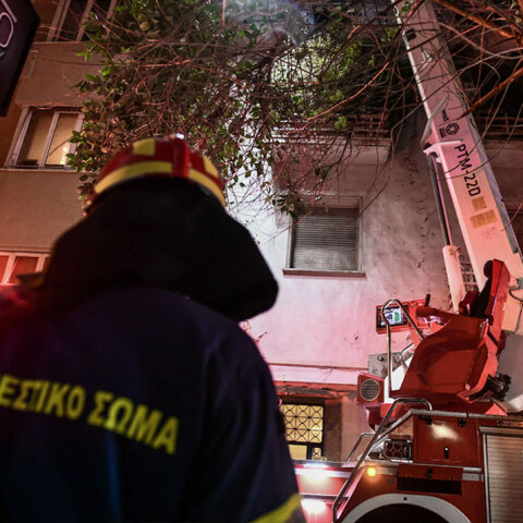 Πυροσβέστες στον Κολωνό απεγκλώβισαν 5χρονο από διαμέρισμα χωρίς τις αισθήσεις του