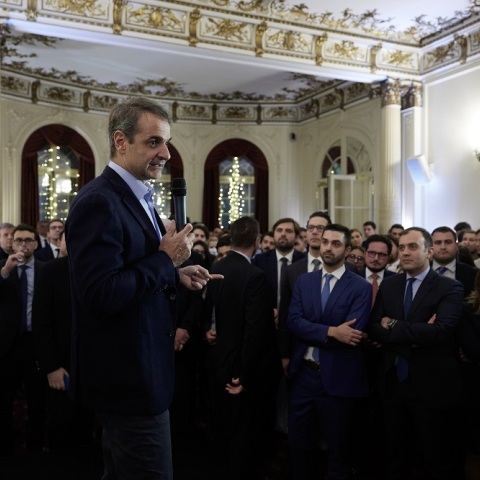 ΣΥΝΑΝΤΗΣΗ ΤΟΥ ΠΡΩΘΥΠΟΥΡΓΟΥ ΚΥΡ. ΜΗΤΣΟΤΑΚΗ ΜΕ ΜΕΛΗ ΚΑΙ ΣΤΕΛΕΧΗ ΤΗΣ ΝΔ ΣΤΟ ΛΟΝΔΙΝΟ