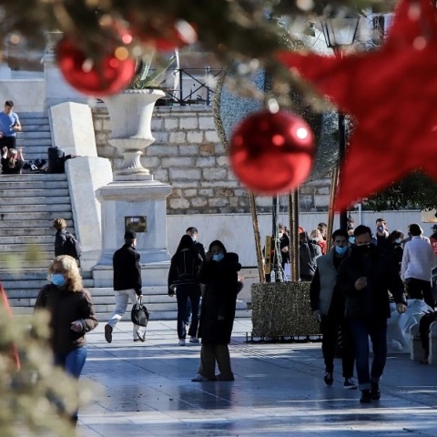 Προειδοποίηση Παγώνη για Χριστούγεννα με κοκτέιλ γρίπης, κορωνοϊού και ιώσεων