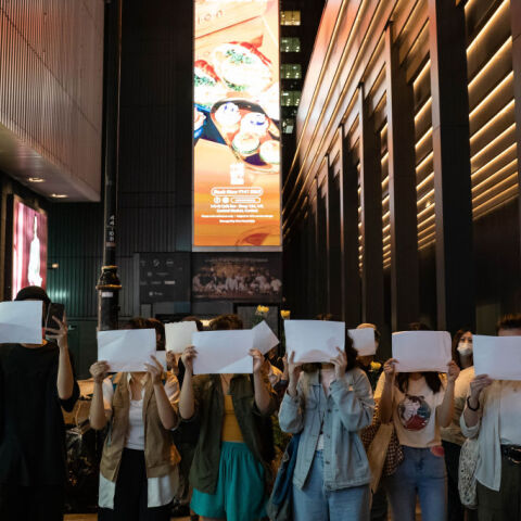 Με συνδυασμό μέτρων καταστολής και κατά περίπτωση χαλάρωση περιορισμών, οι κινεζικές αρχές προσπαθούν να εκτονώσουν την κοινωνική ένταση.