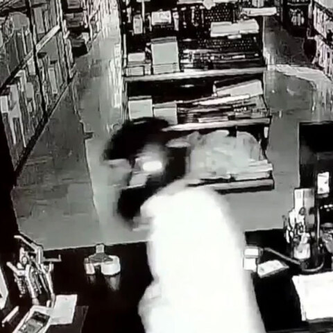 Ο ληστής με το μεταλλικό φρεάτιο και το σφυρί μέσα σε κατάστημα στα Βόρεια Προάστια