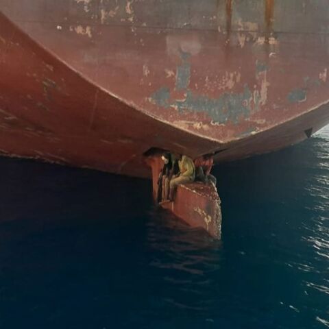 Τρεις άνδρες κρύφτηκα σε προπέλα τάνκερ