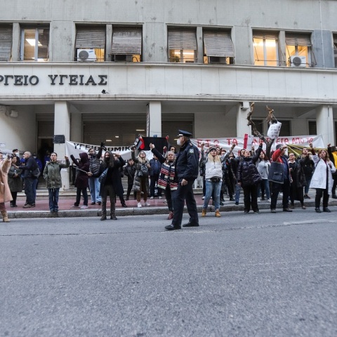 ΔΙΑΜΑΡΤΥΡΙΑ ΥΓΕΙΟΝΟΜΙΚΩΝ ΚΑΤΑ ΤΗΣ ΥΠΟΧΡΕΩΤΙΚΟΤΗΤΑΣ ΣΤΟ ΥΠΟΥΡΓΕΙΟ ΥΓΕΙΑΣ (ΑΡΓΥΡΩ ΑΝΑΣΤΑΣΙΟΥ / EUROKINISSI)