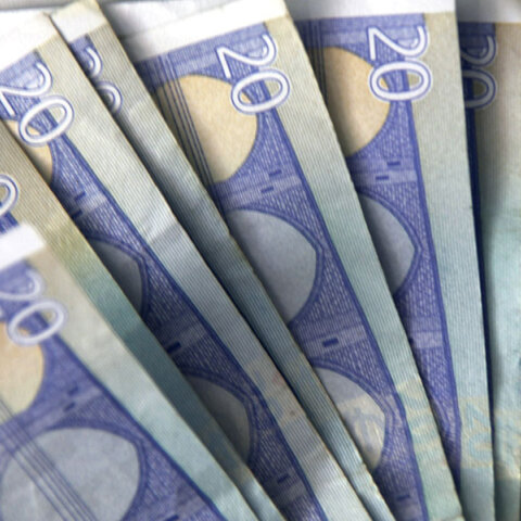 Δεν δικαιούνται δώρο Χριστουγέννων οι εργαζόμενοι στο Δημόσιο και οι συνταξιούχοι