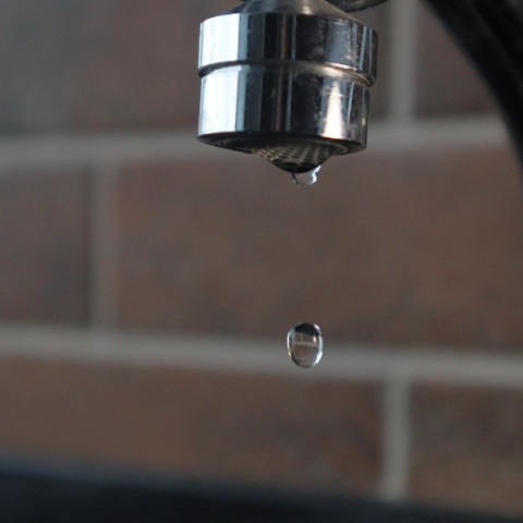 Βρετανία: Ραγδαία αύξηση των νοικοκυριών που δυσκολεύονται να πληρώσουν το νερό