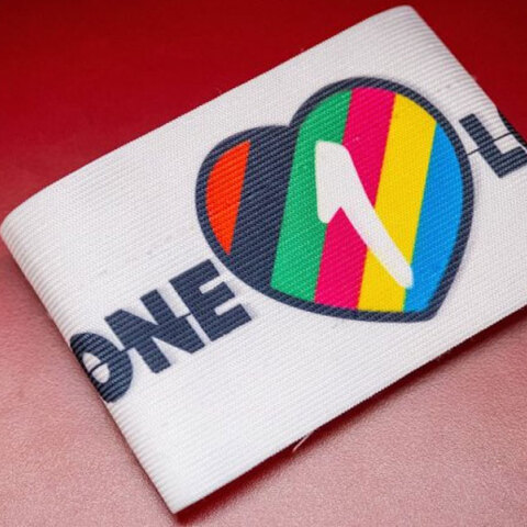 Το περιβραχιόνιο «One Love» για τη ΛΟΑΤΚΙ κοινότητα που απαγορεύτηκε στο Μουντιάλ 2022 του Κατάρ