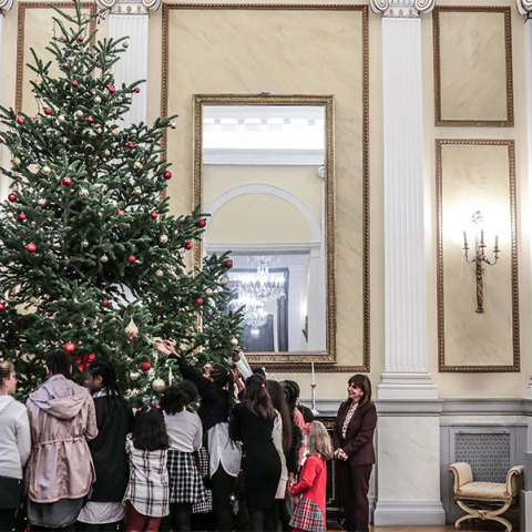 Η ΠτΔ παρέα με παιδιά στολίζουν το δέντρο στο Προεδρικό Μέγαρο